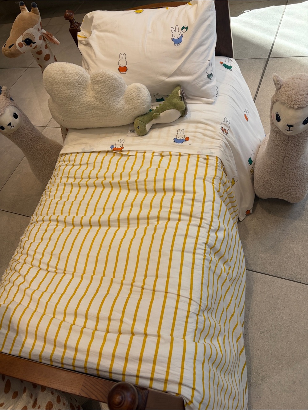 Miffy PRINTED TWIN DUVET COVER SET with matching pillowcase - Picture 5 of 7